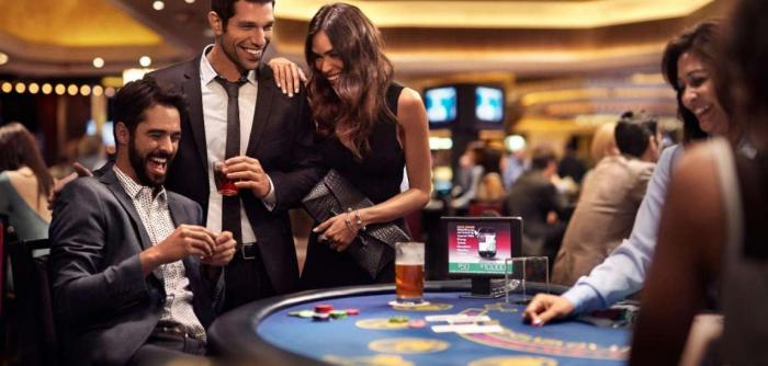 Menschen am Spieltisch im Casino